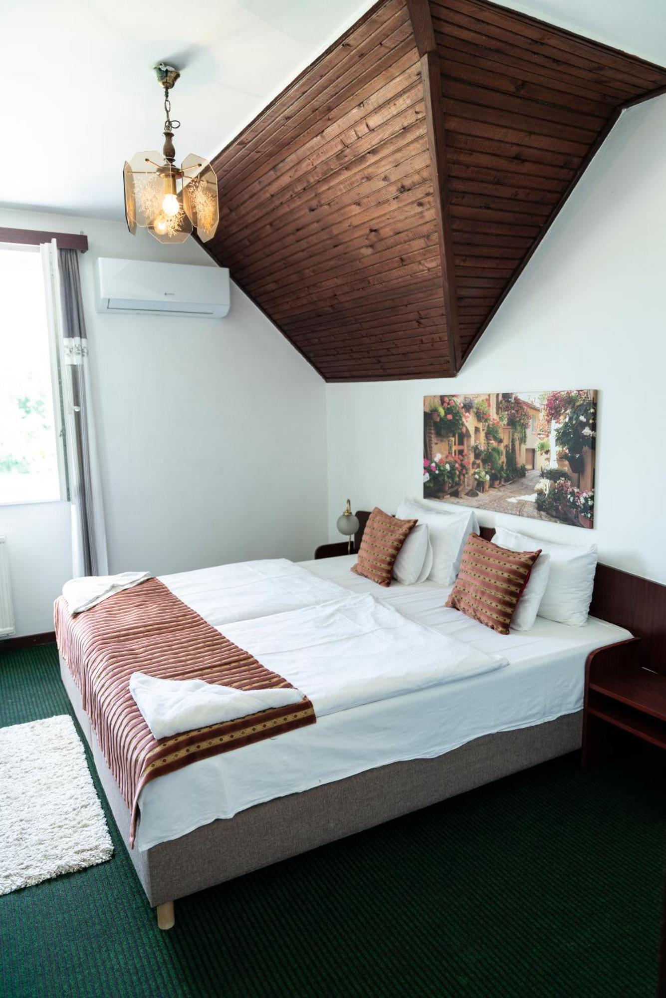Bagoly Fogado Hotel Gyömrő Buitenkant foto
